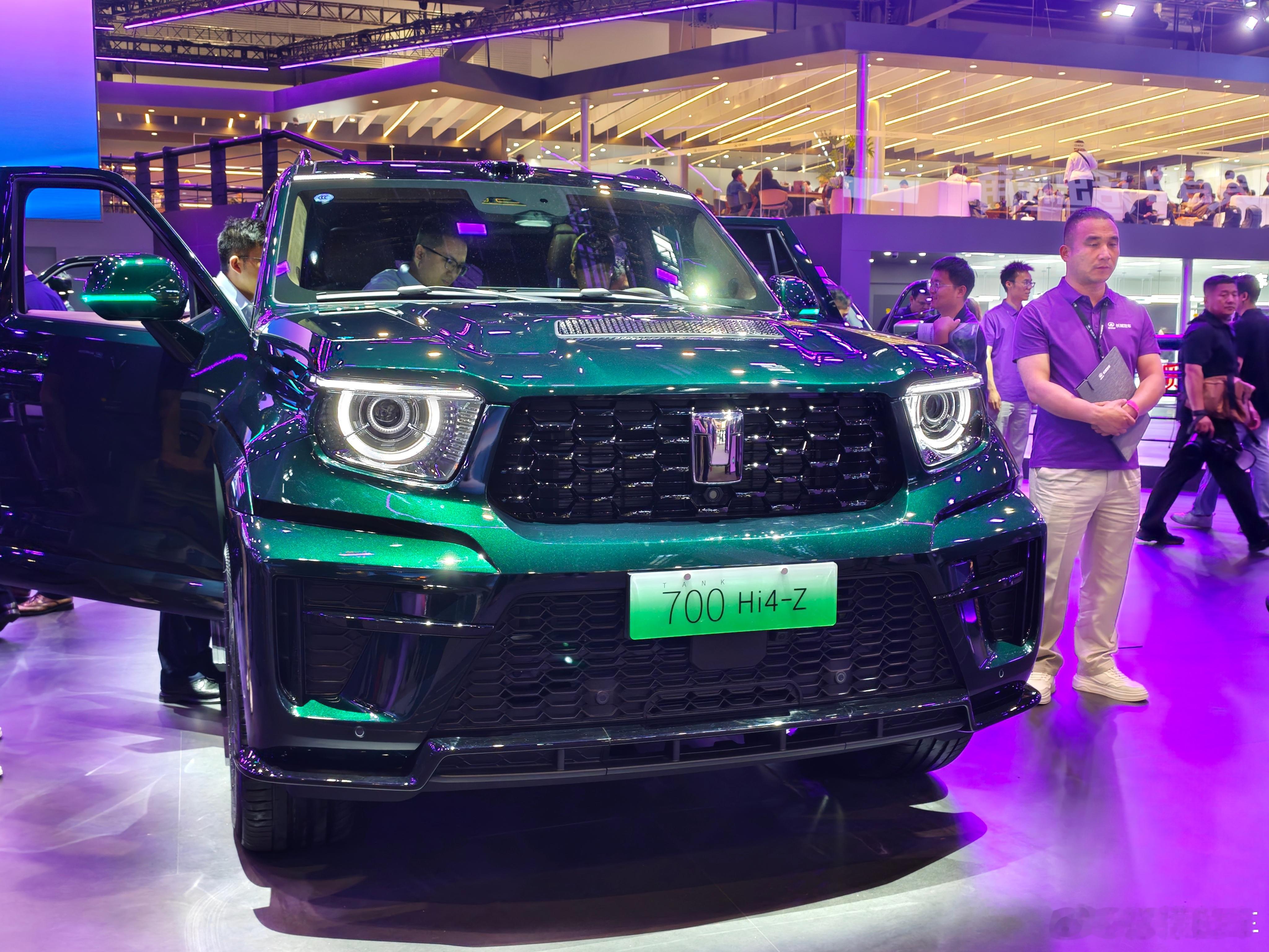 长城还是那么喜欢斜坡我记得24年北京车展好像也有个坡。就是今天可惜了，我去的时候