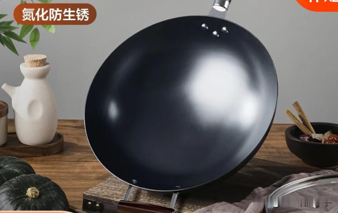 儿子在美国读博士，宿舍想换一口炒菜锅。

原来的铸铁锅总生锈，打理起来太费精力。