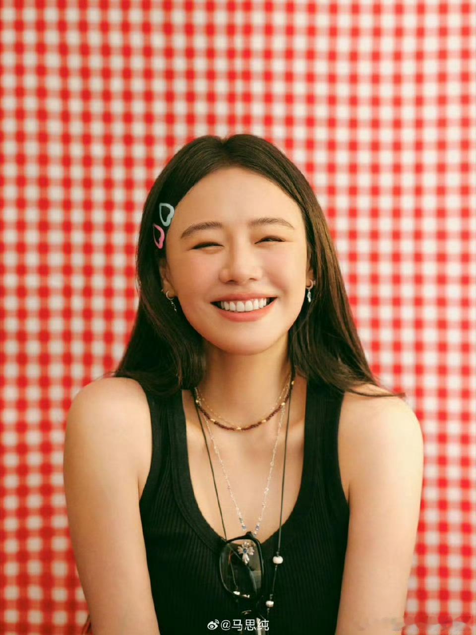 马思纯身上好旺盛的生命力对马思纯的笑容没有抵抗力 经历沉淀后愈发从容松弛，眼底有