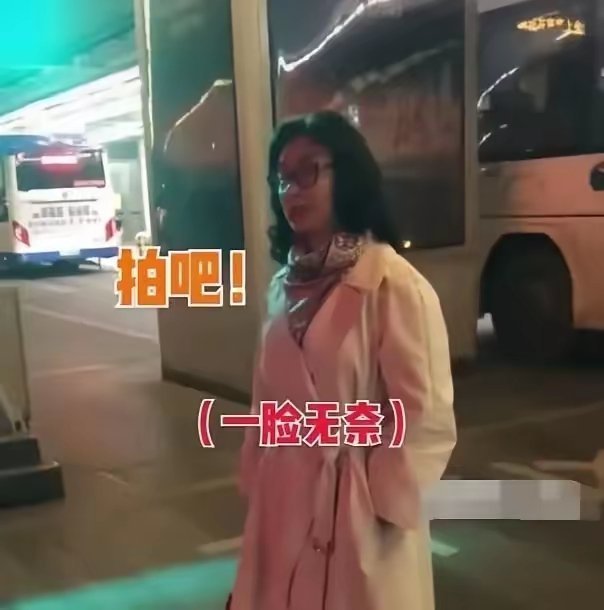金星已回国，在机场被人围着拍。她在法国连续上了两次华语节目，言论相当炸裂，把憋在