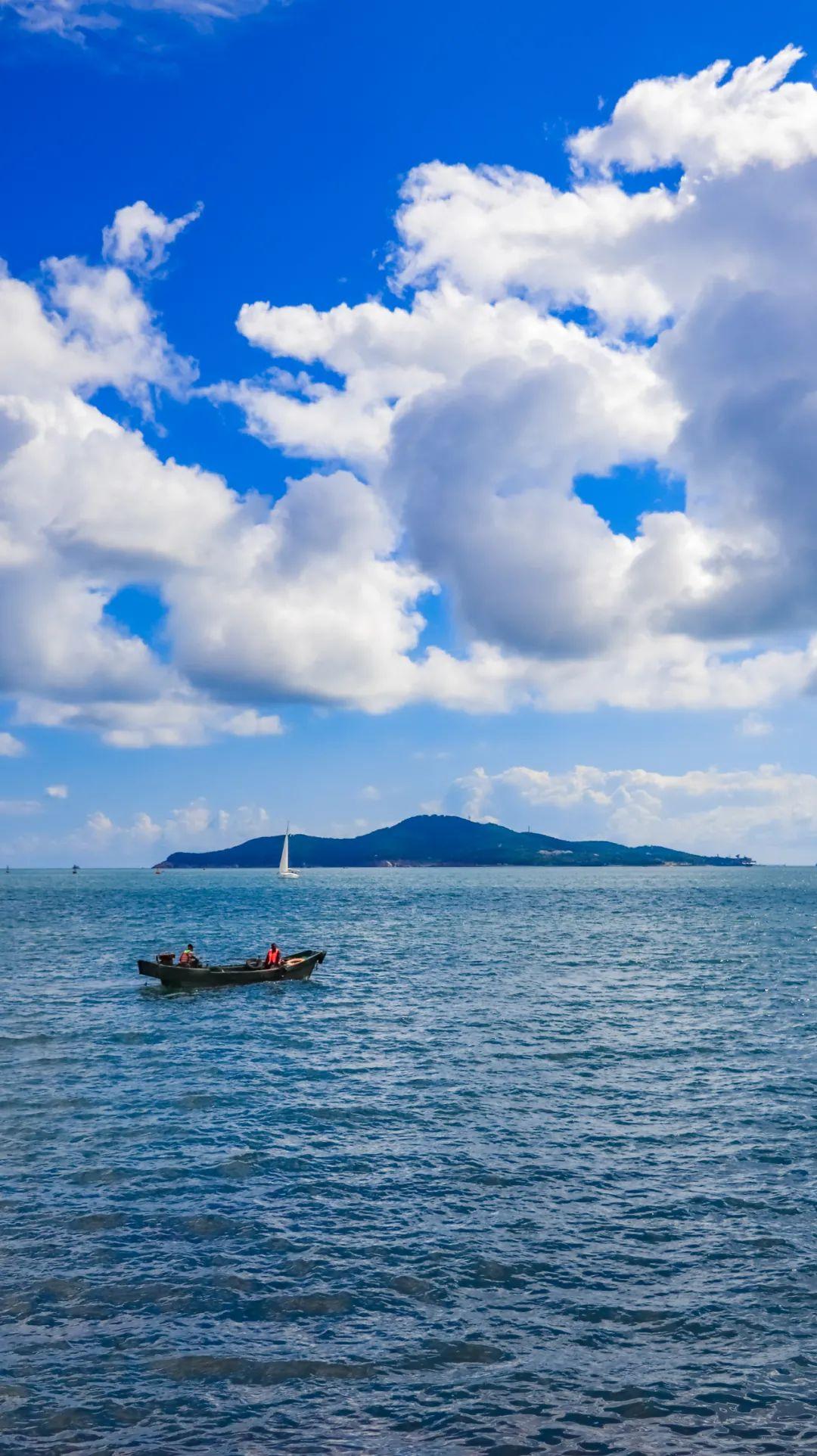 随手一拍天空的美景天空是一块无边的画布，湛蓝的底子上洒着几团棉花糖似的云，慵懒地