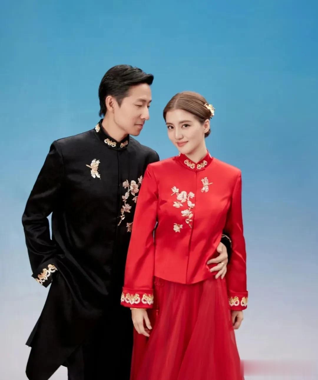 婚礼注册仪式是不是跟领证差不多？我看施伯雄说婚礼要到2024年办了，他们注册婚姻
