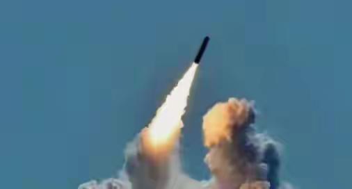 美国不敢打朝鲜，可不是因为心善。

朝鲜手里有真家伙。它有核武器，还有能打到美国