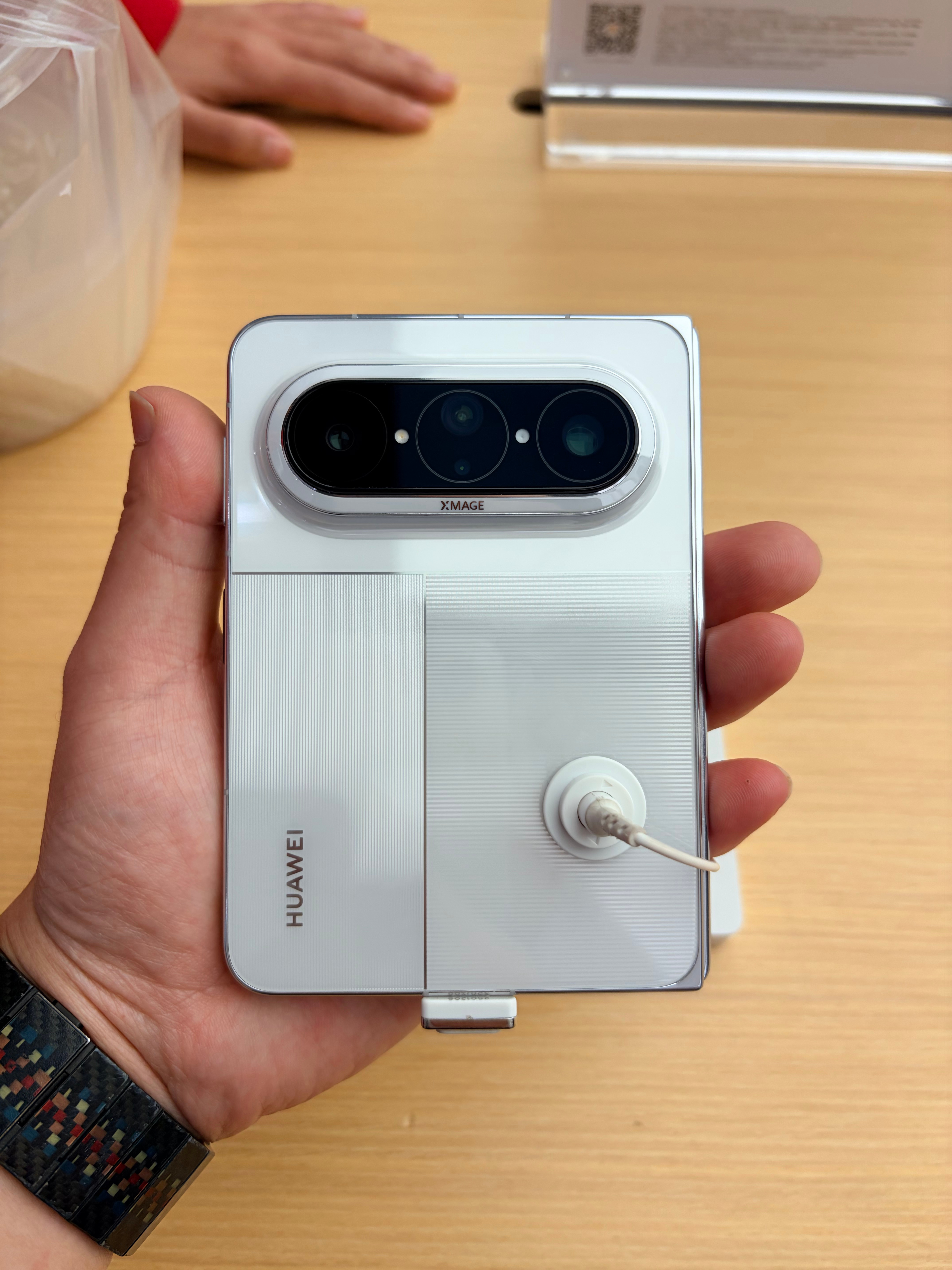 第一次实际上手华为Pura X Max展开后其实感觉还好，毕竟用了这些年折叠，但