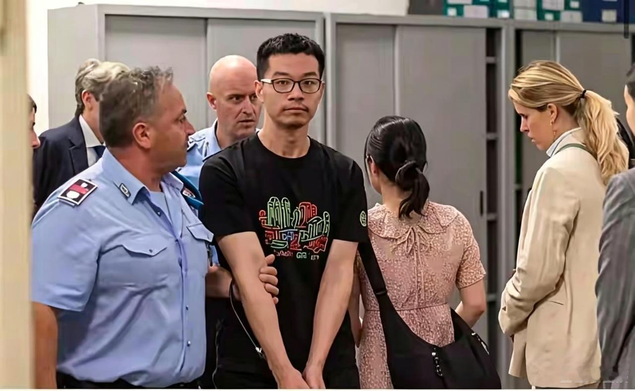 再现孟晚舟事件，中国工程师蜜月被抓，秘密引渡美国！
 
2025年7月，上海IT