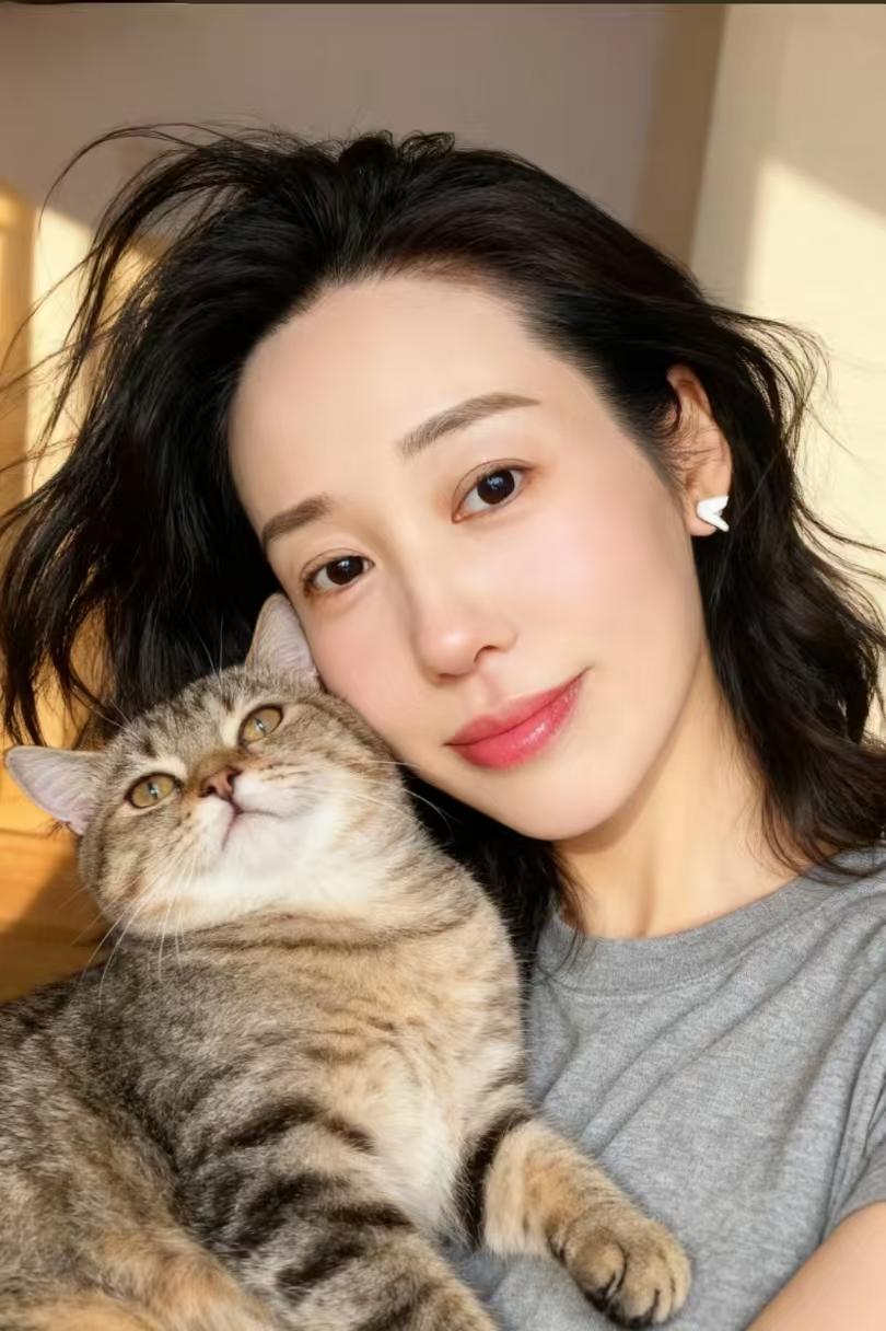 82年43岁，单身离异
已经没有什么人联系我了
 离异后一个人带着孩子
房子车子