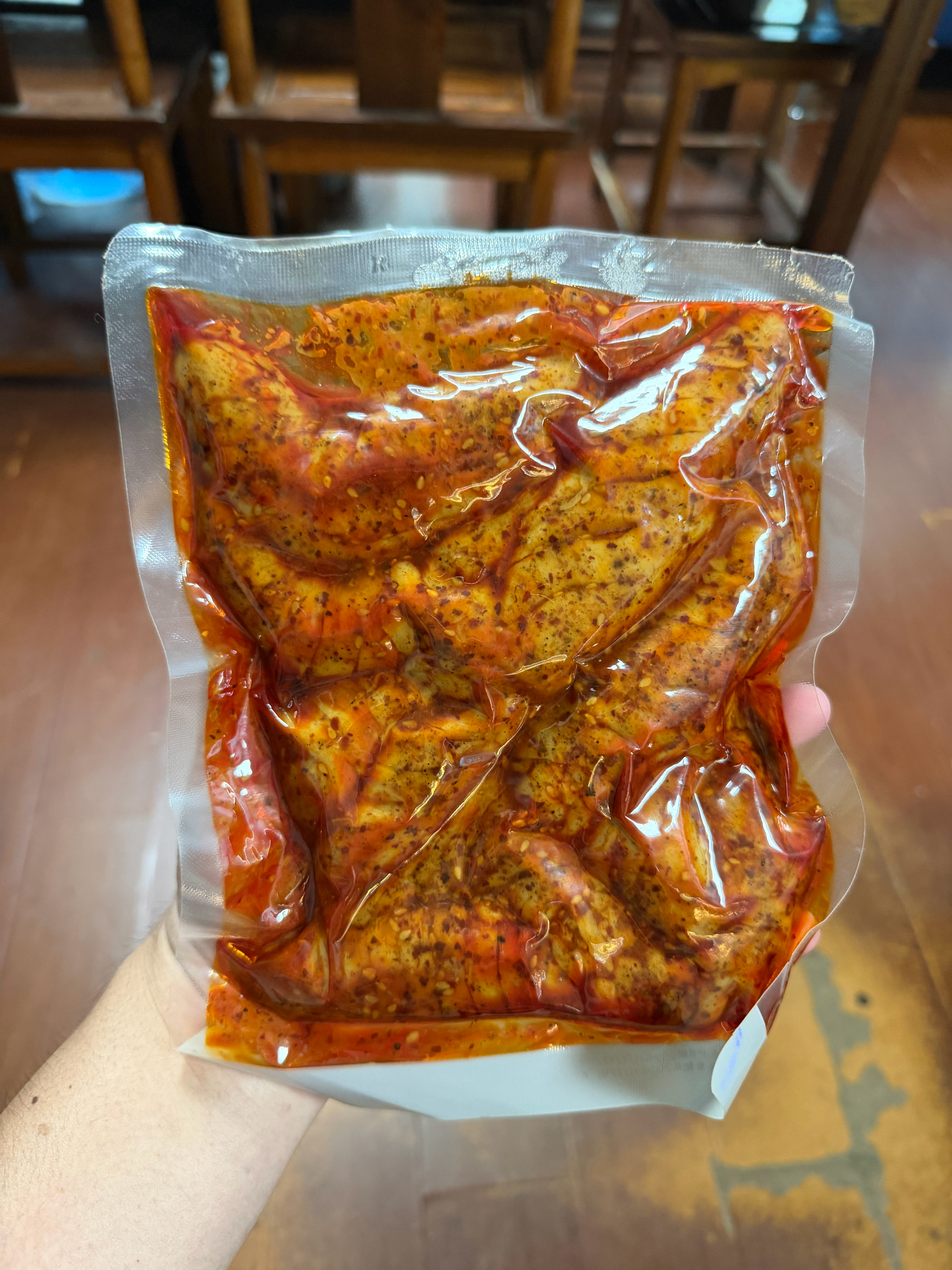 在某音上刷到了一个卖面筋的主播，看他吃的那叫一个香，于是没忍住就下了一单，反正八
