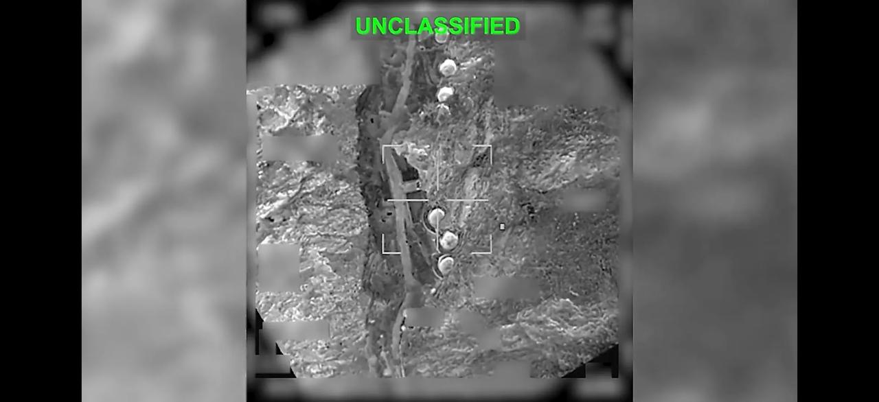 美军投掷JDAM或激光制导炸弹轰炸伊朗山体工事隧道出入口。实在是山体太坚硬又很高