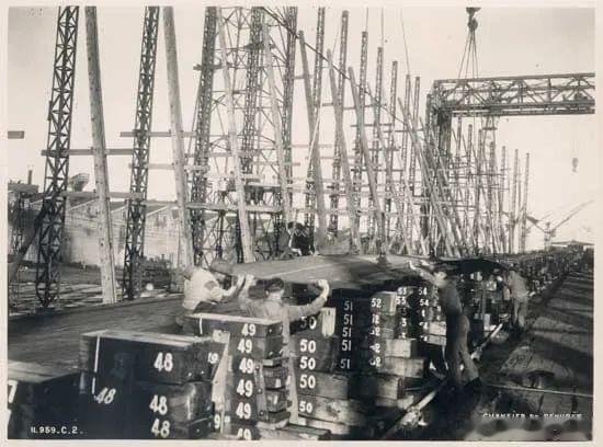 建造中的法国海军霞飞号航母，摄于圣纳泽尔，1939年。这艘18000吨的航母在法