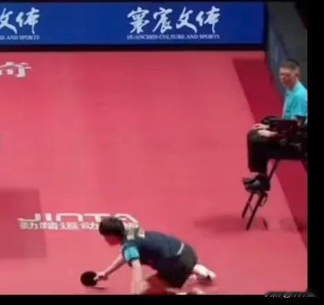 乒超意外事故！
上海地产与安徽中程对打，许昕与温瑞博单打比赛的时候，温瑞博意外受