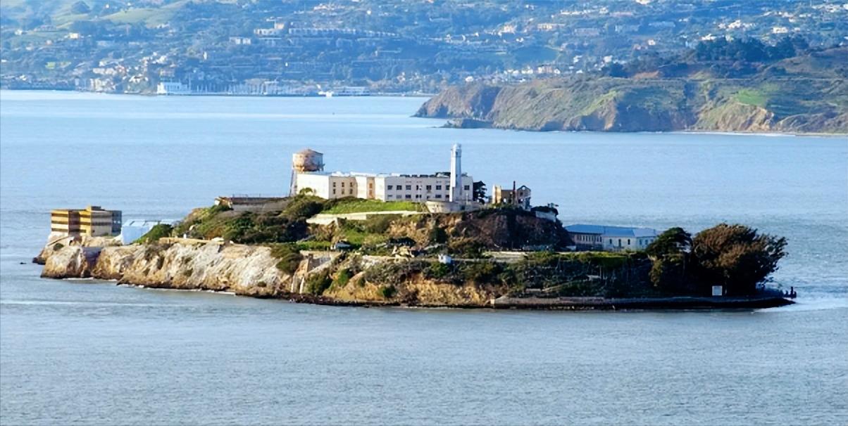 美国太敢花钱了！军费直接冲到1.45万亿美元，联合国经费大砍，最让人意外也最有话