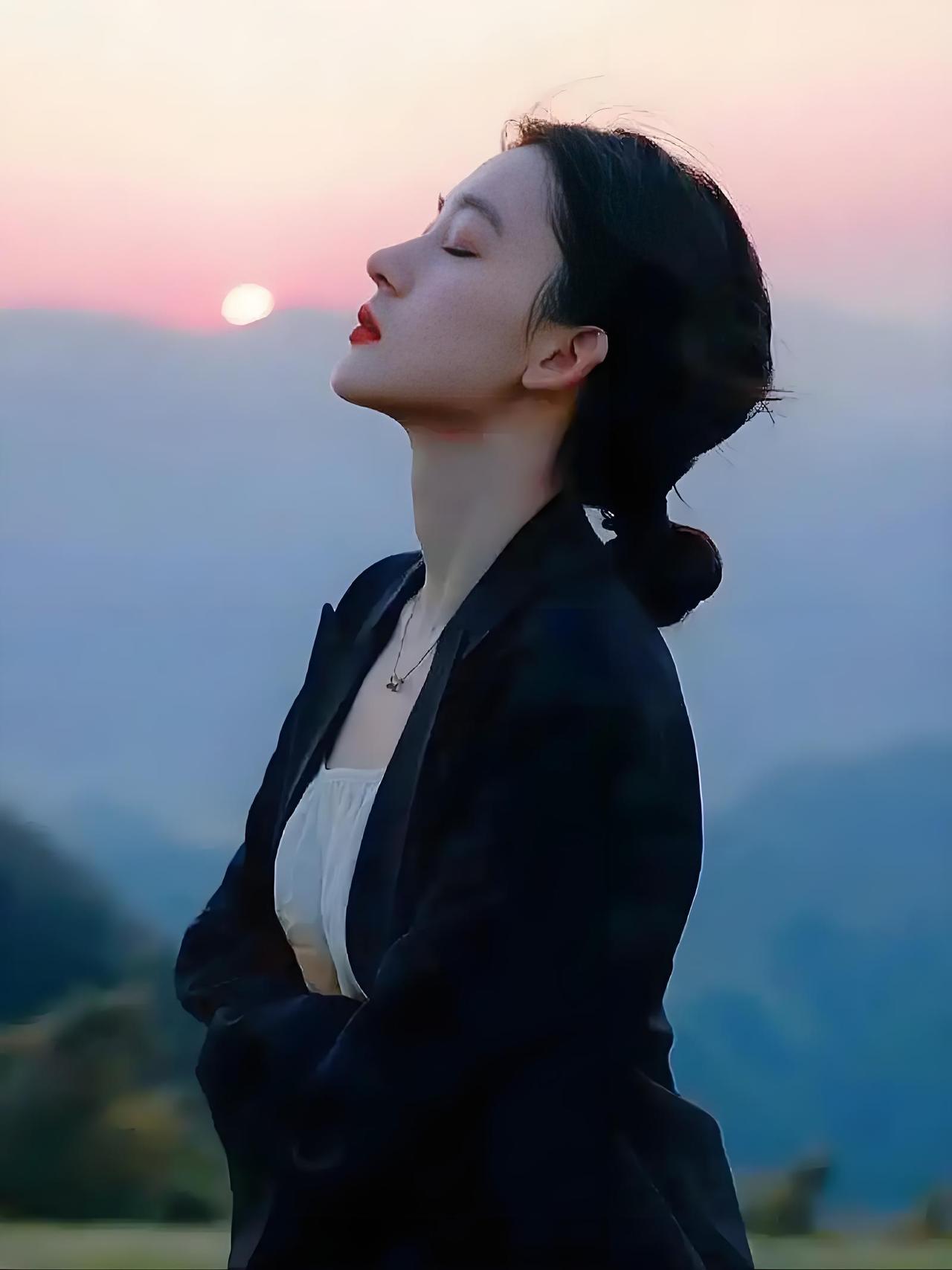 《第二性》里说：“人们将女人关闭在厨房里或者闺房内，却惊奇于她的视野有限；人们折