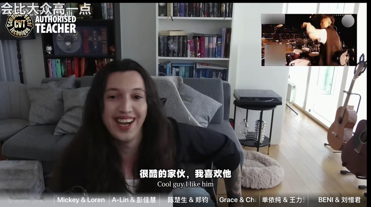 外国CVT认证导师竟然听出了郑钧与楚生摇滚唱法的不同。
首先他非常认可这首《赤裸