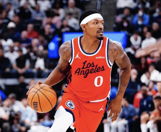 之前比尔的年薪是5000万美元，在太阳两年打了50场比赛。休赛季他500万美元加