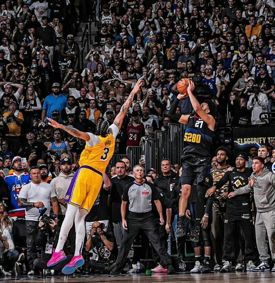 浓眉一离开湖人，防守效率立刻冲进联盟前五。
过去三年，他在约基奇面前场均不到22