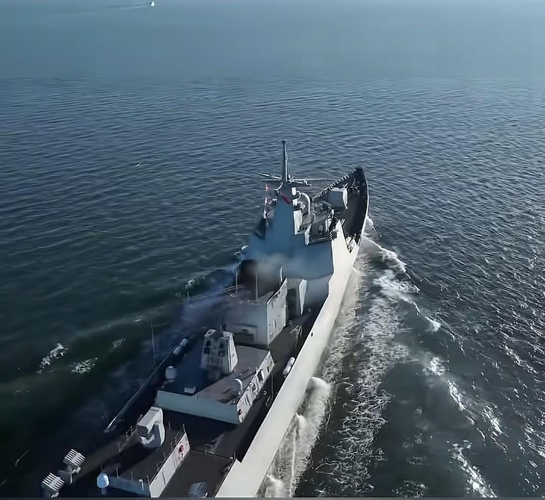 官宣127驻马店舰服役 ​​​