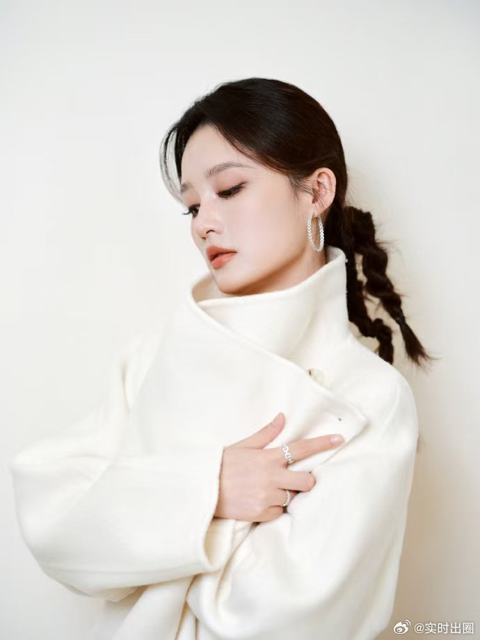 李沁什么时候原谅现偶 看完这组大片，希望李沁可以多接一点现偶作品 李沁冬日千金风