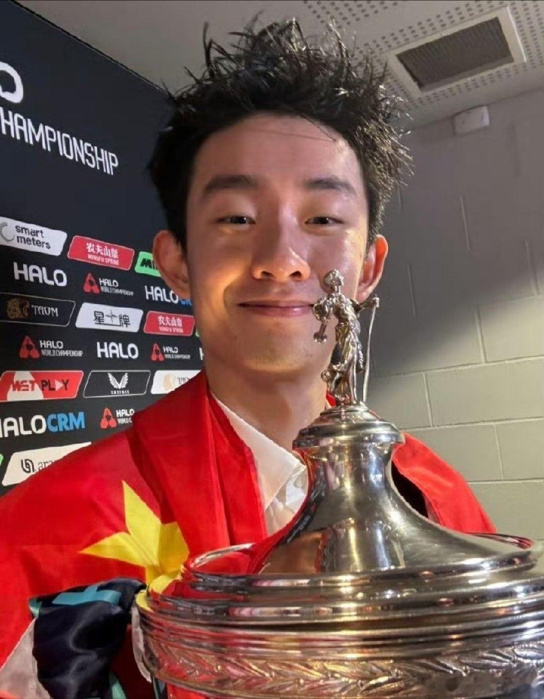 一战封神！吴宜泽用四连拍定格中国斯诺克新传奇当克鲁斯堡的聚光灯为他亮起，当沉甸甸
