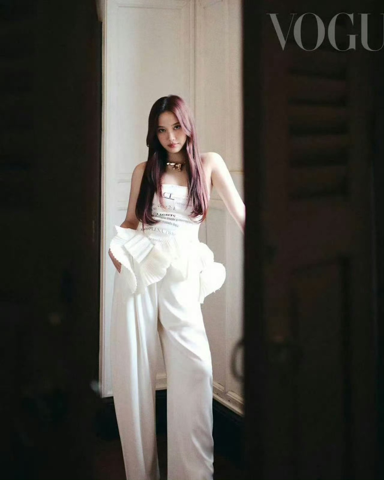 Freen 亮相台湾版Vogue 六月刊封面大片，身穿Valentino 202