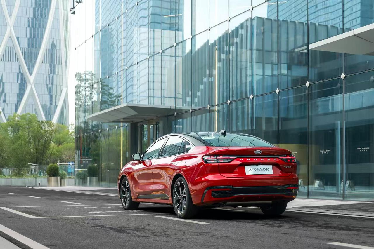 福特蒙迪欧中期改款
整体造型重新设计，主要调整前后灯组
车长控制在5米内，轴距接