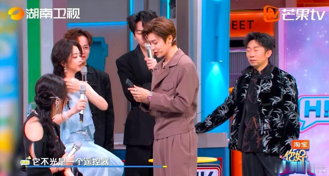 谭松韵让侯明昊给她唱关键词你好星期六 松韵现场点歌这波操作好可爱，小侯也太配合，