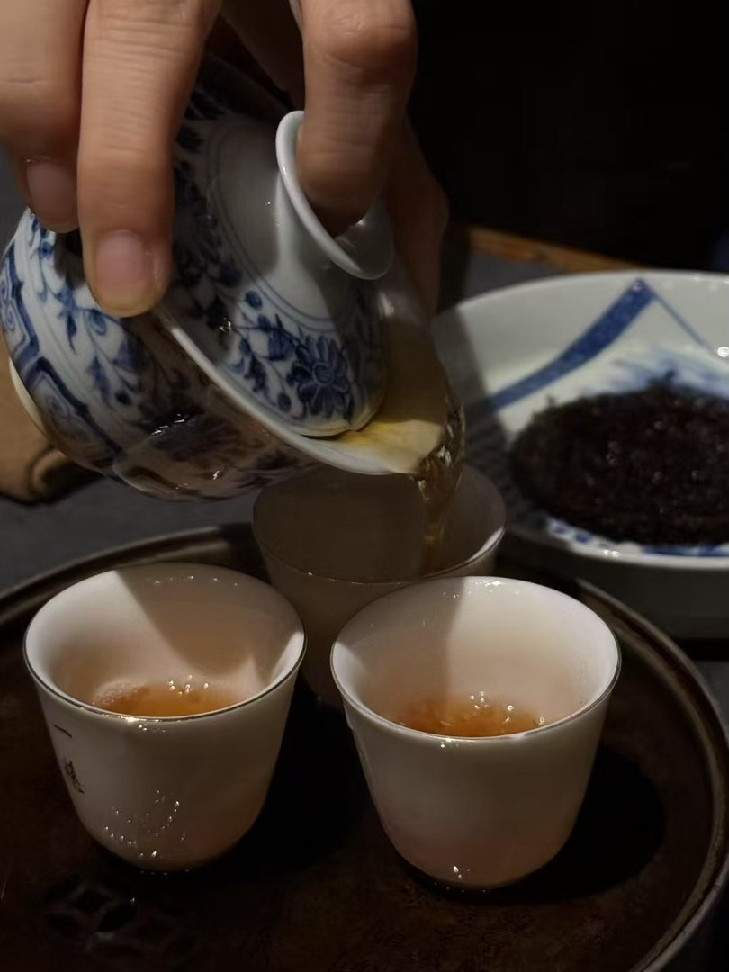 品茶赏器交友  在一盏茶汤里，和自己和解。茶入喉，烦心事都往后走。 