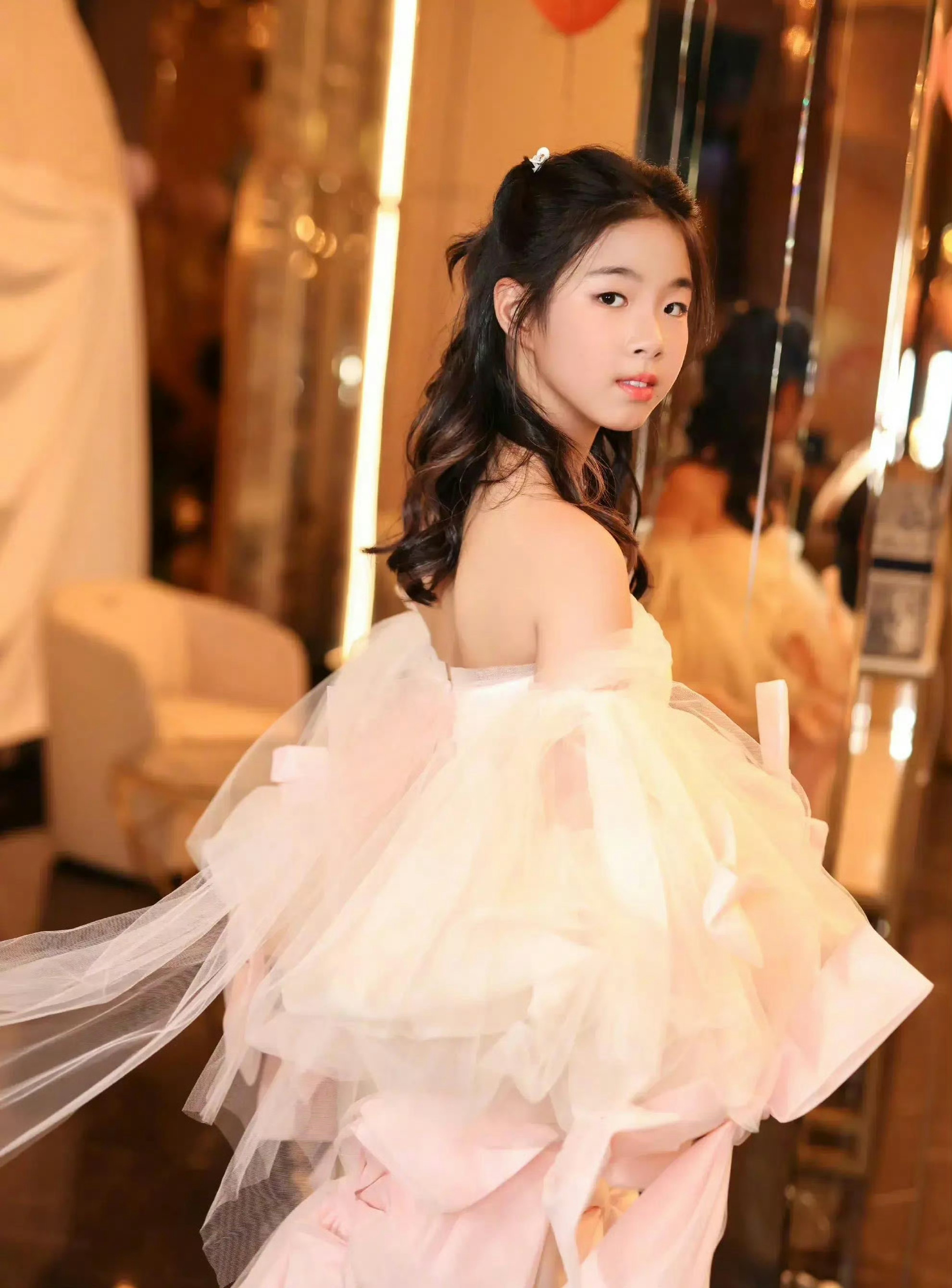 黄奕带女儿赴韩国学习唱跳我实话实说了别骂我[委屈]：长相并不出众，如果只是抱着试