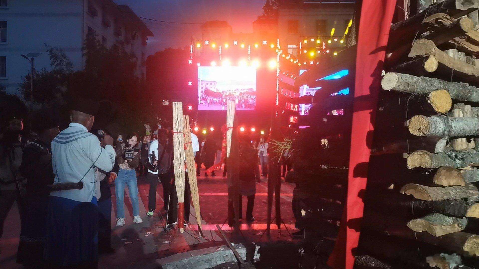 云南永善伍寨火把节今夜燃情启幕  非常的向往云南永善伍寨火把节 ，感受到了少数民