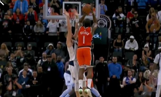 犯规了吗？克莱谈最后时刻防守哈登被吹三分犯规：

“我不理解，那为什么是一次犯规