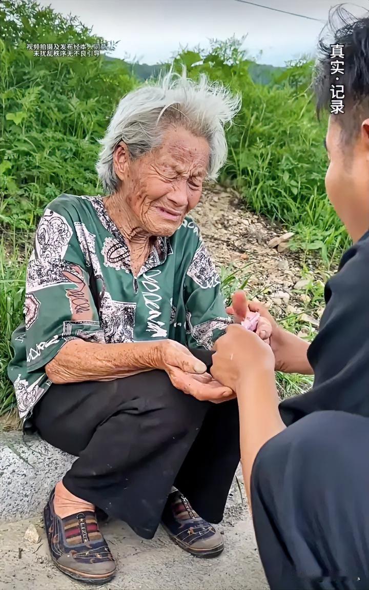 明明30个枚鸡蛋，小伙硬生生数成22对，小伙不是脑筋缺弦，而是想多给白发苍苍老奶