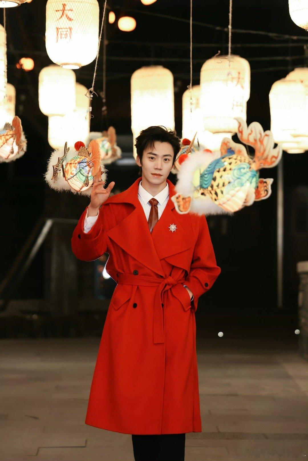 短剧演员孙艺燃蔡欣洋一起过年 他俩往台上一站，根本不用演，那个氛围感就出来了。一