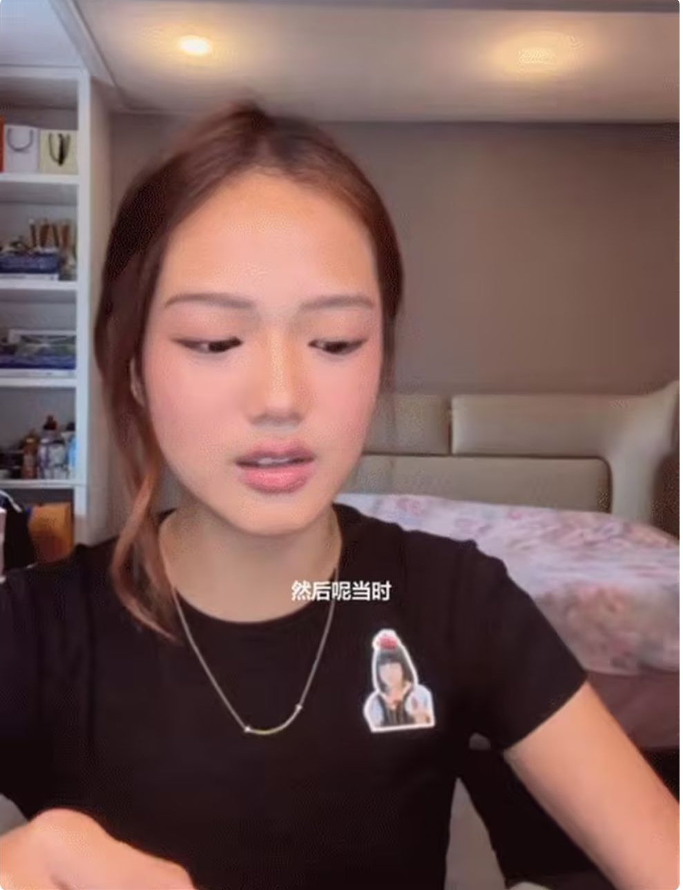 钟丽缇二女儿直播藏电子烟 怕被妈妈发现表情慌张又尴尬 