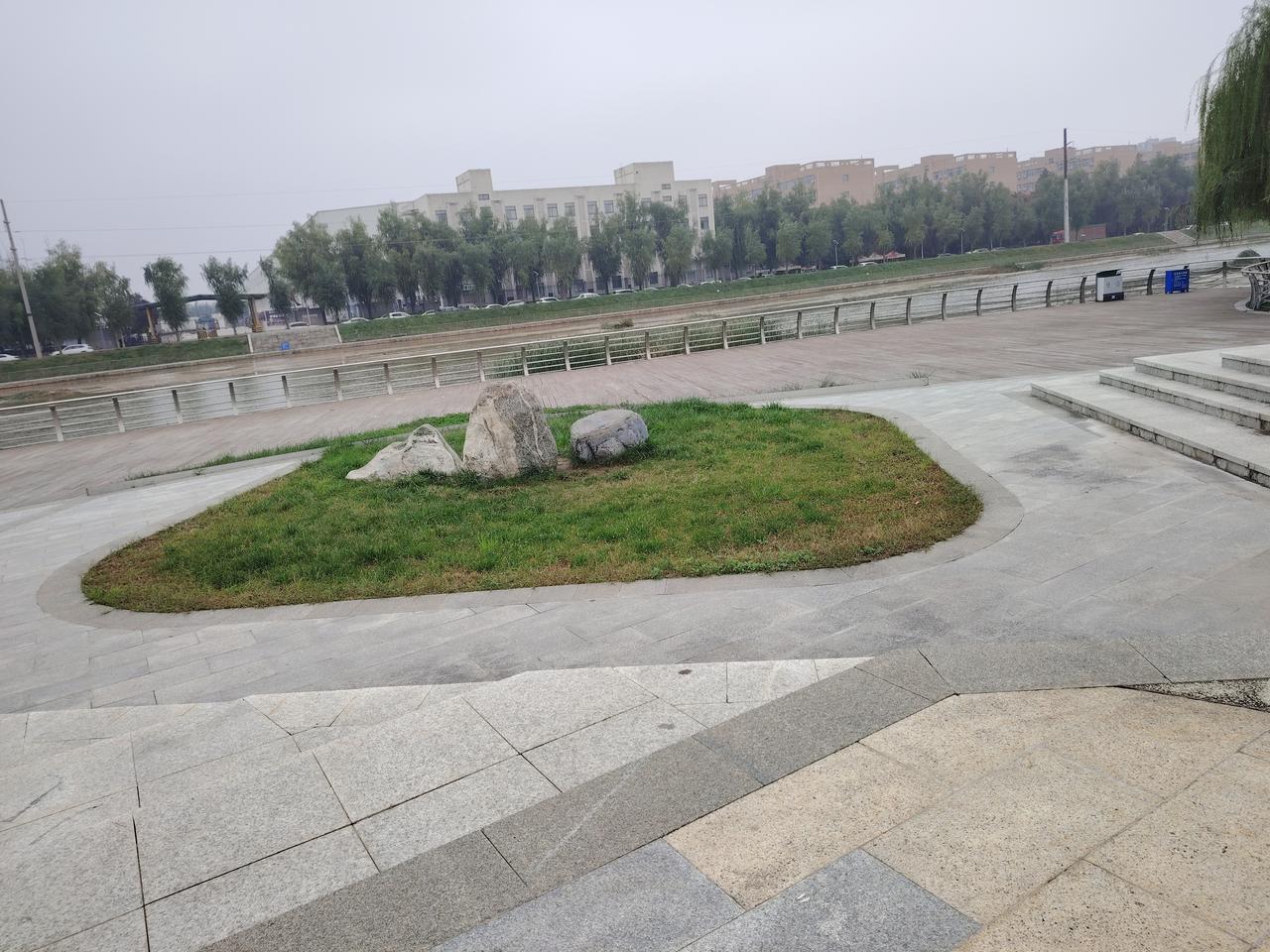 霜降祝福语
今日霜降，霜降已至，天气寒冷，愿你在渐冷的日子里，三餐有热粥，四季有