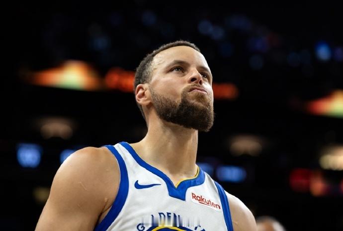 NBA统计了NBA历史单场砍下40+且三分命中率达50%（至少出手5次）场次榜：