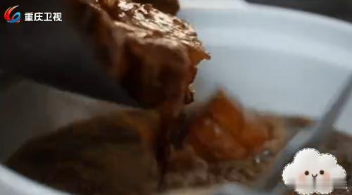 胡歌给田朴珺做红烧肉胡歌穿上围裙，拿起锅铲，做红烧肉的那一刻，他不仅在做菜，更是