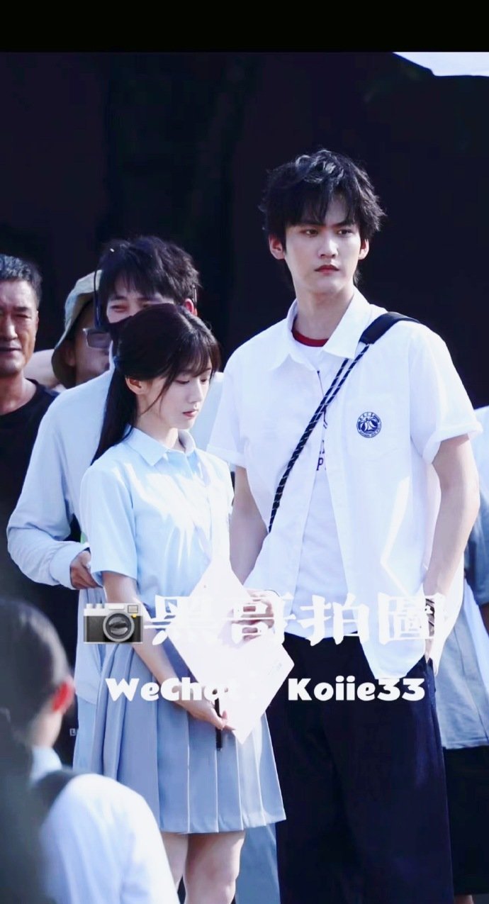 周柯宇 包上恩《炽夏》校服路透，就得是帅哥美女演现偶，好绝的氛围感[偷乐] ​​