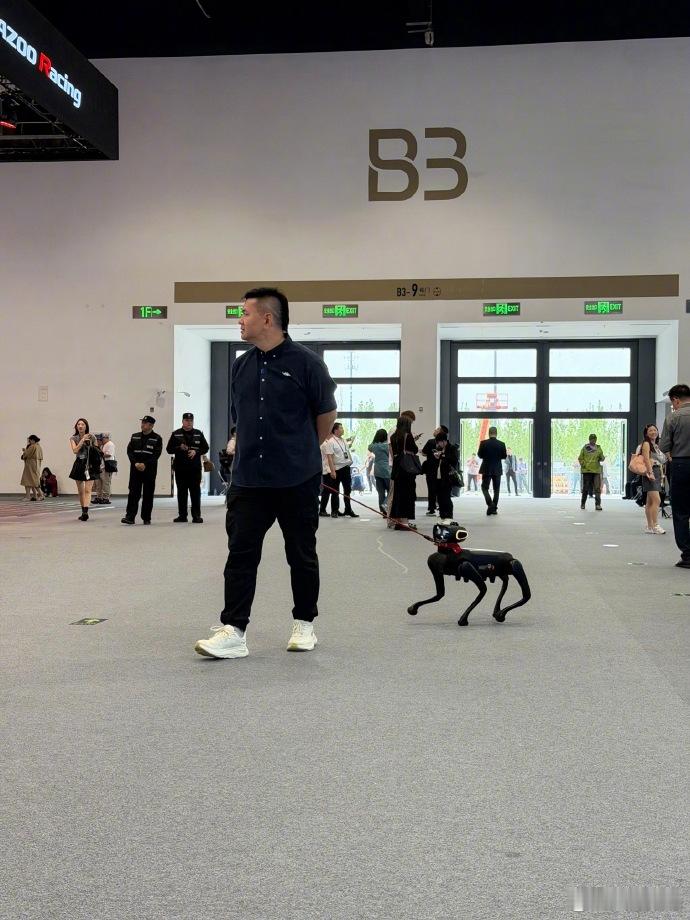 北京车展一男子竟然在遛狗  韩璐老师确实会玩....车展遛狗 