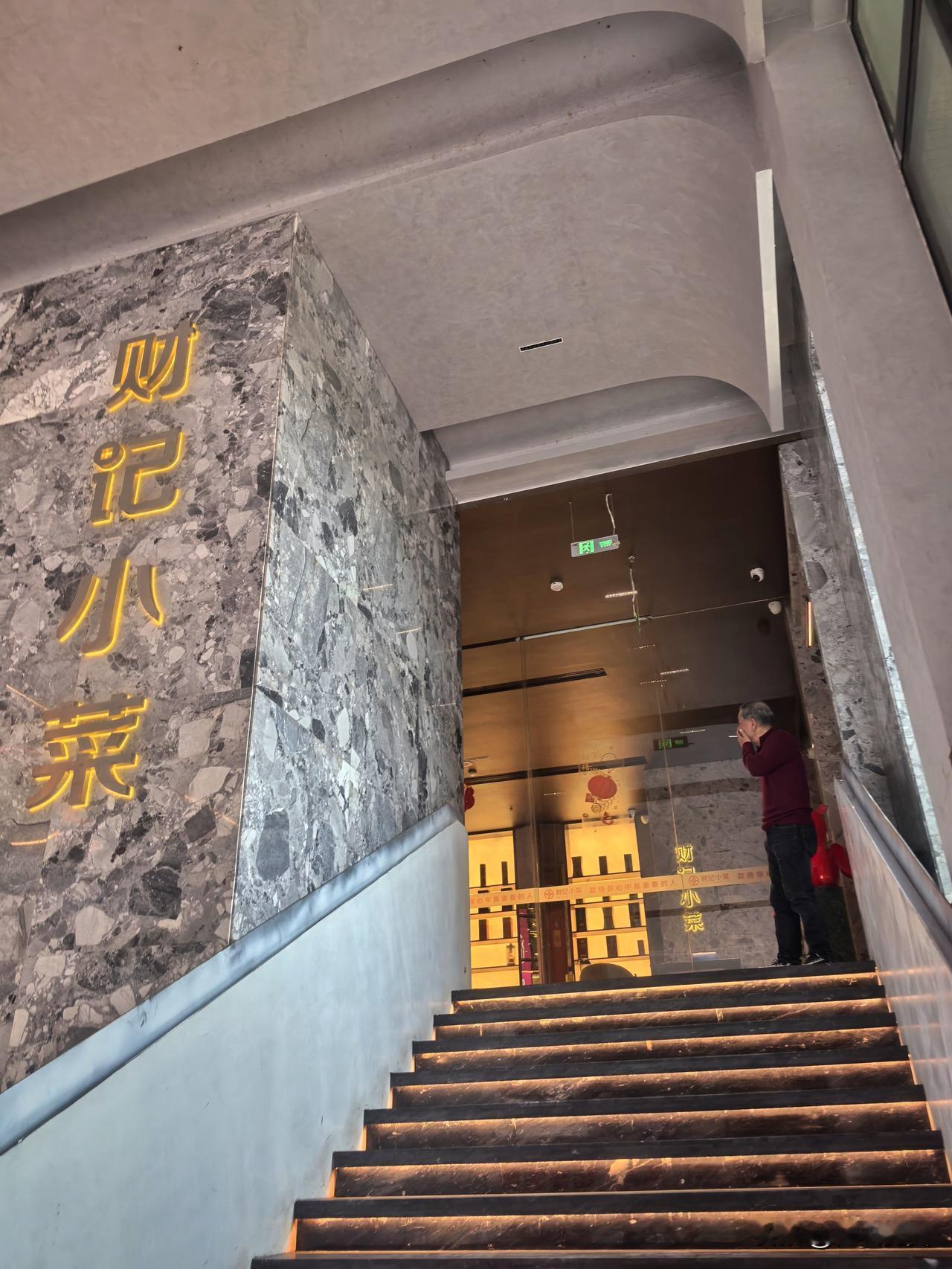 眼看清明节快到了，上星期刚给老丈人丈母娘扫完墓，这星期又得去我父母那儿。墓地在奉