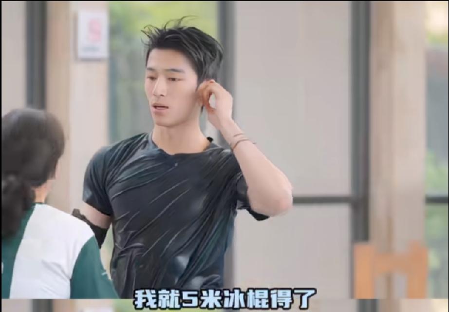 周冬雨王星越跳水屁股疼，教练：当心灌肠

周冬雨虽然不擅长，还挺勇敢，啊啊啊就跳
