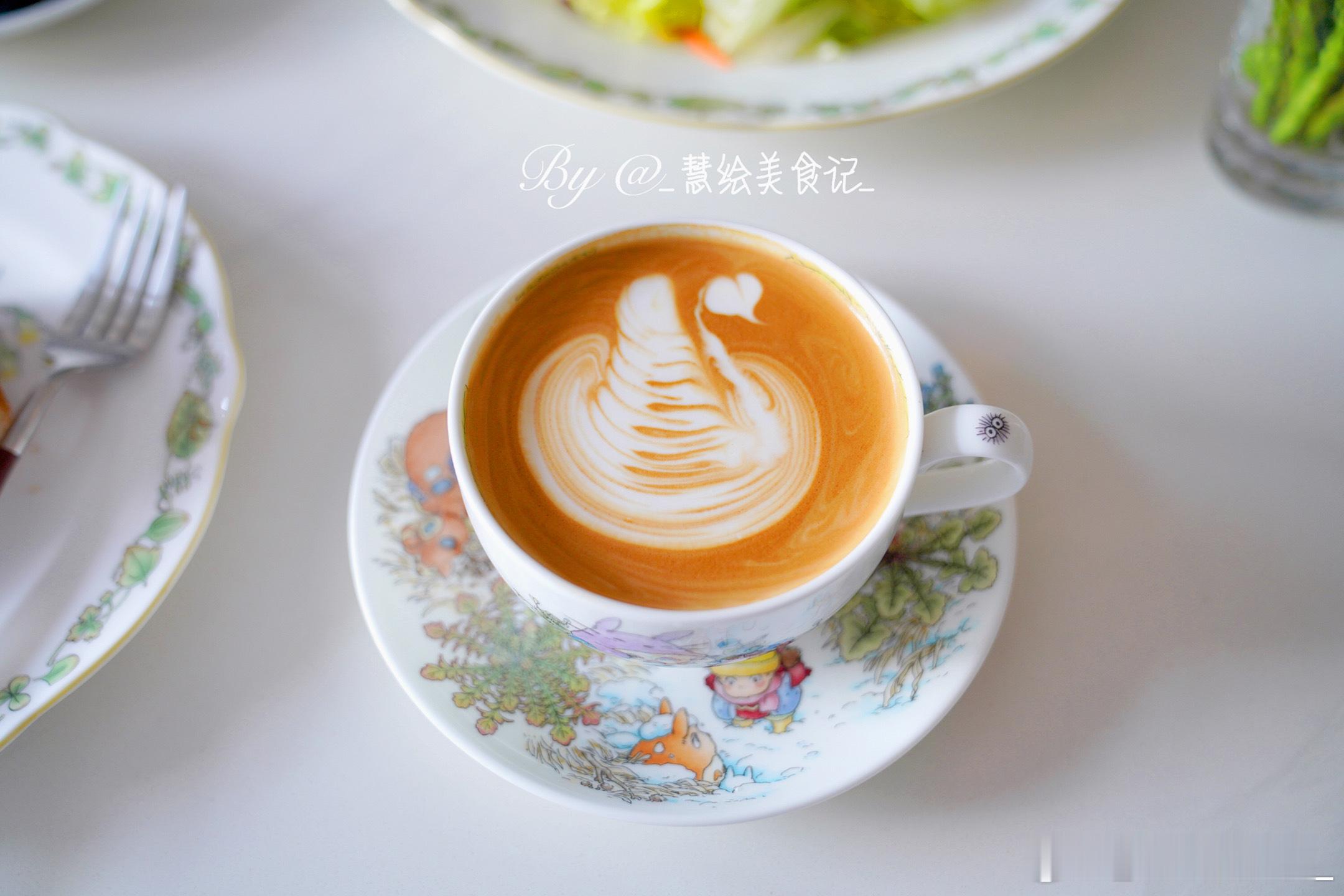 周二早☕早餐全麦三明治，古早蛋糕，拿铁咖啡，牛肉蔬菜沙拉，小番茄，蓝莓~ 