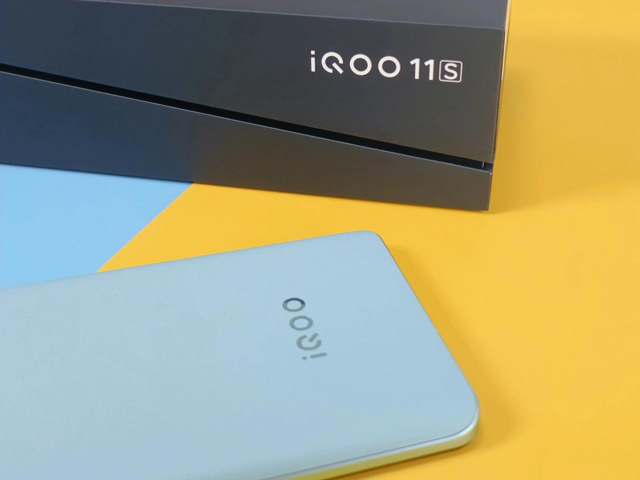 iQOO 11S开箱图赏

作为半代升级，iQOO 11S升级了200W超快闪充