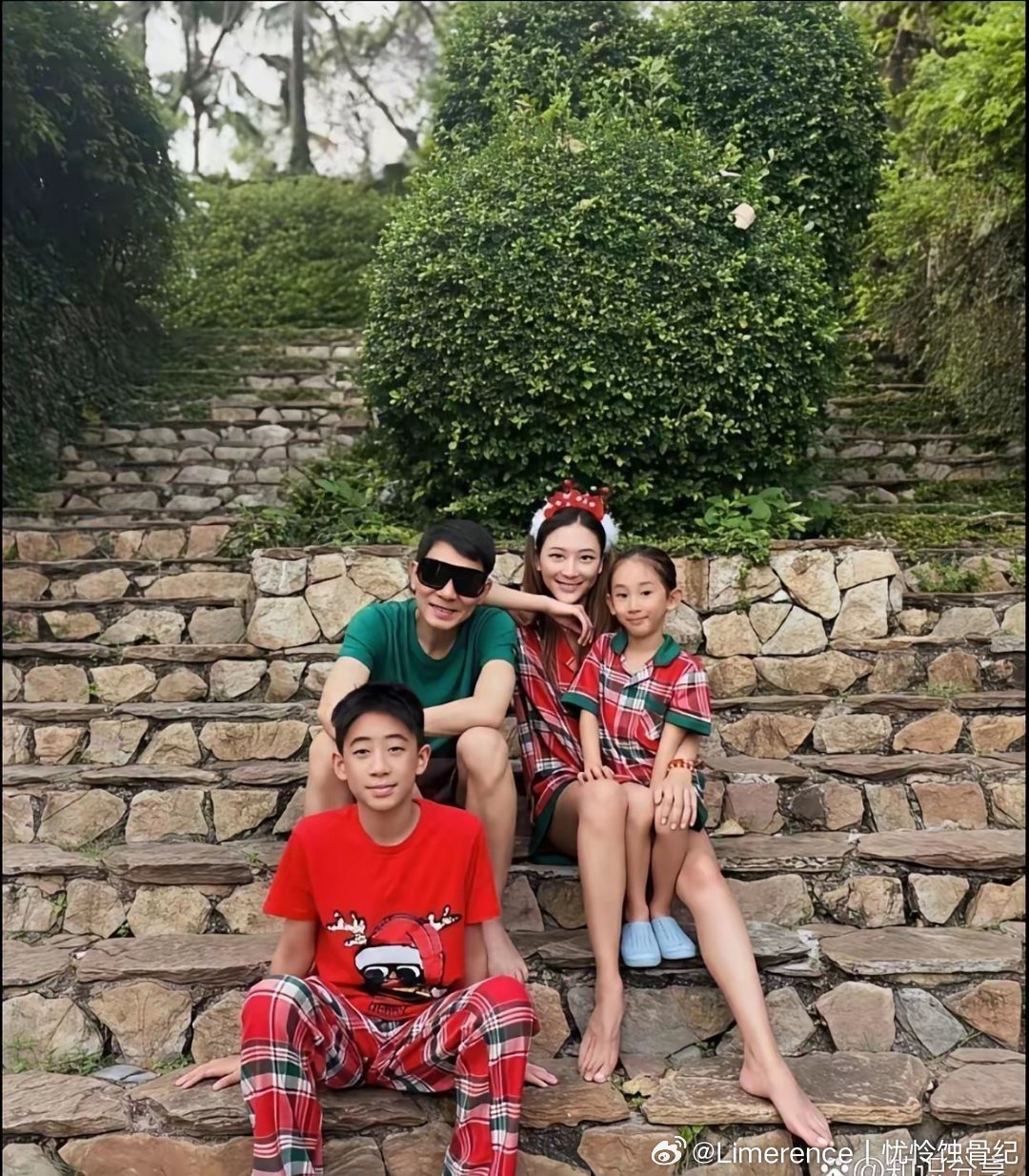 陈﻿小‎春和应采⁠儿晒了张全家⁠‎‎福，一家子其乐融融的