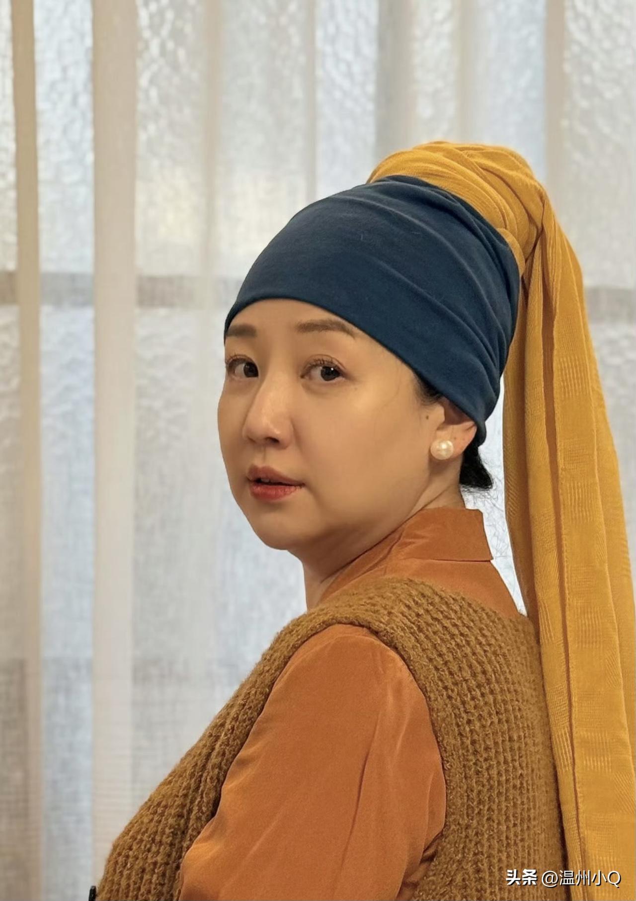 关凌cos秀，cos了荷兰画家约翰内斯·维米尔的《戴珍珠耳环的少女》，一个是少妇