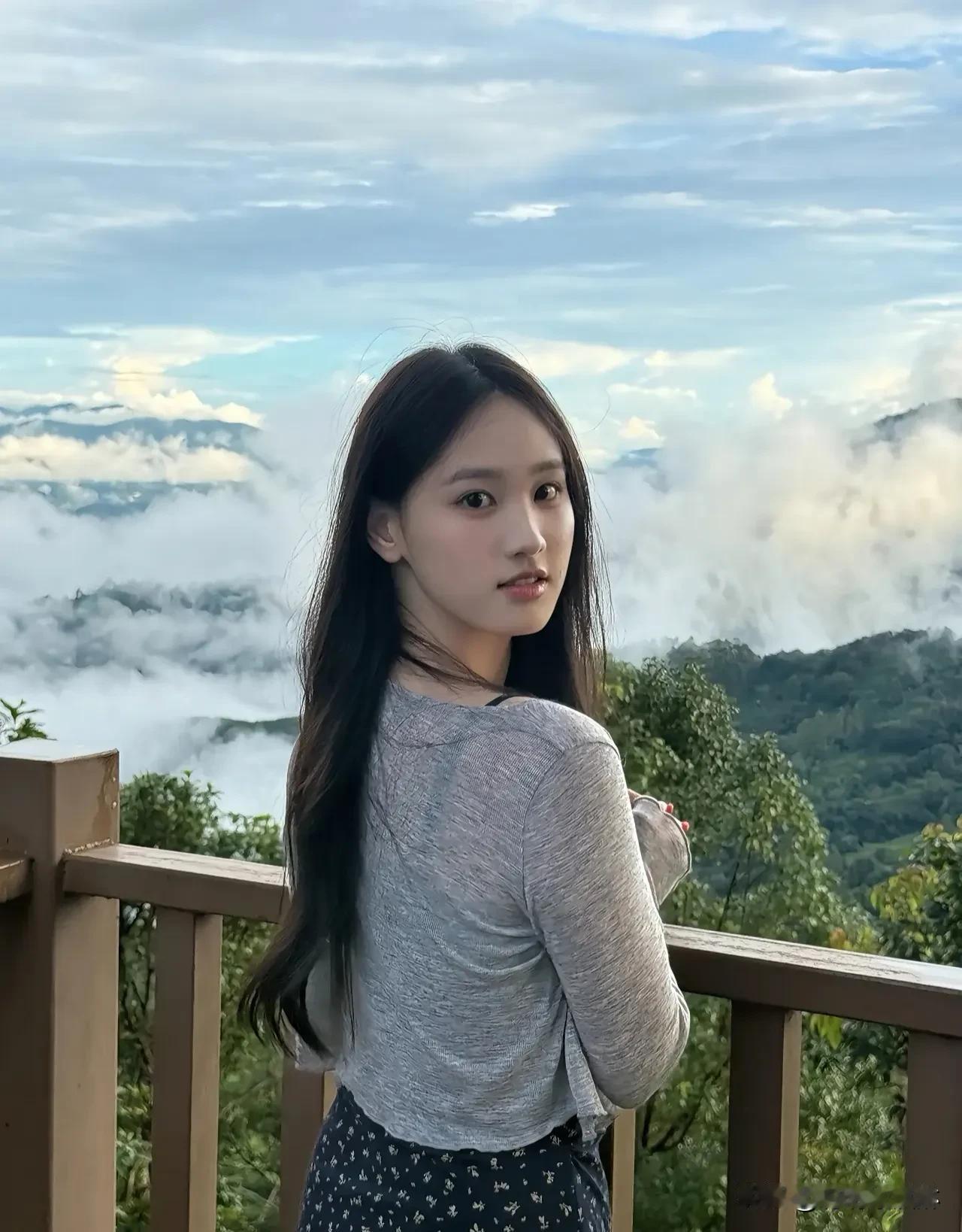 站在山巅，云海在脚下翻涌，  
每一步都是对自由的向往。  
不惧高度，只为触摸