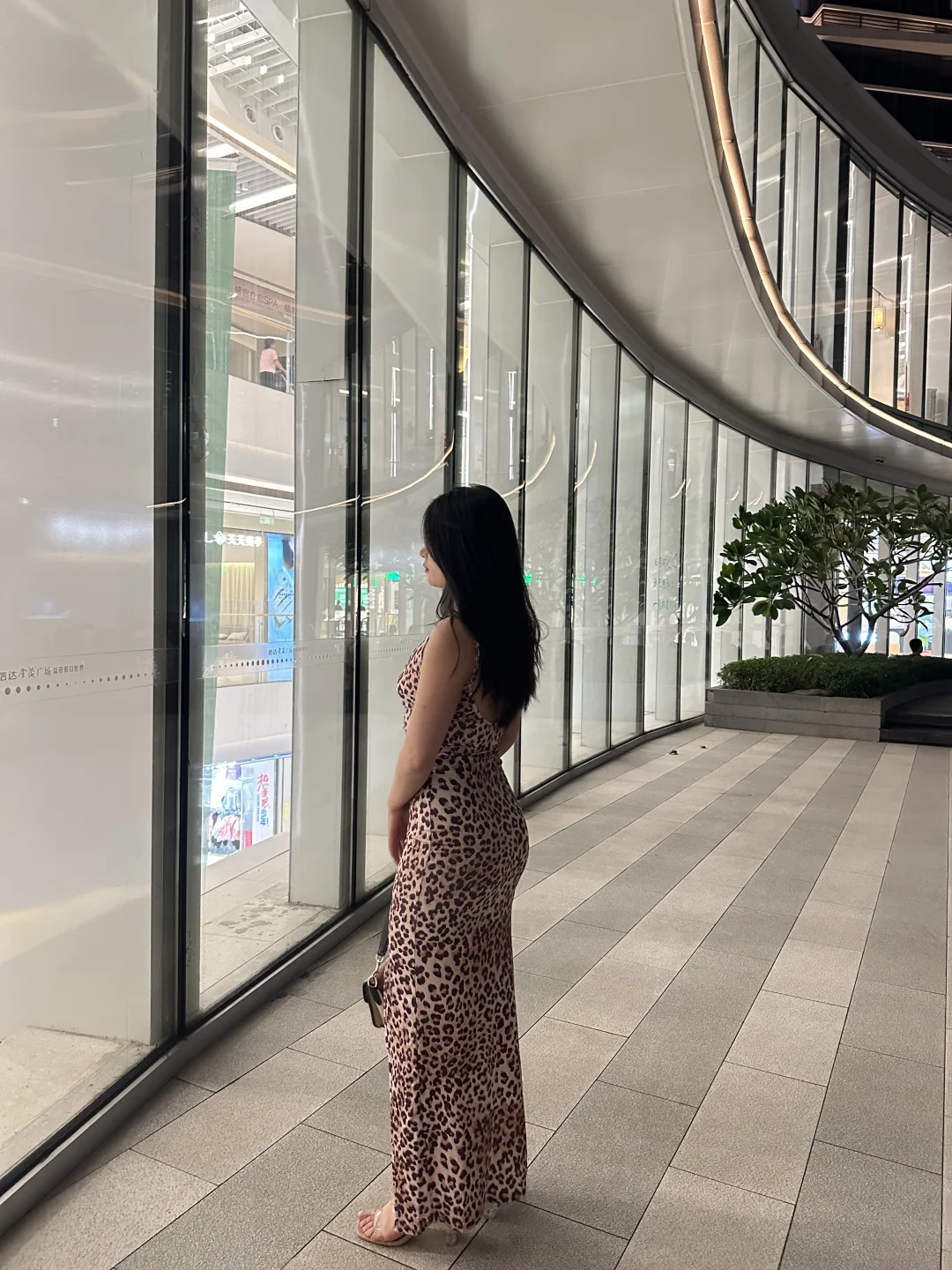 当健身女穿包臀裙