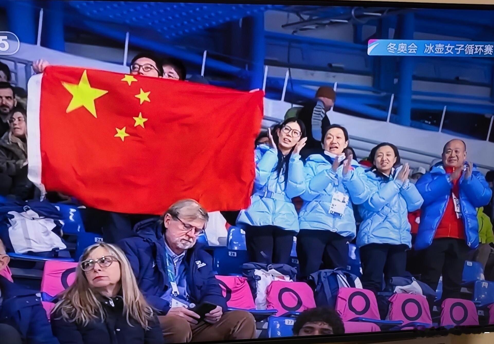 中国冰壶女队8比7意大利米兰冬奥会女子冰壶循环赛，中国女队（姜嘉怡/董子齐/韩雨