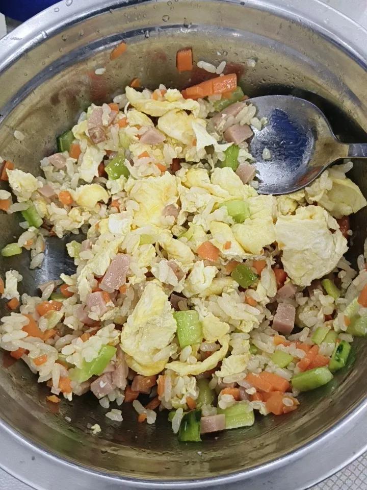 结婚六年，吃饭还吃不到一起。
炒米饭不应该是用葱花吗？
他怎么会用蒜末！！！！