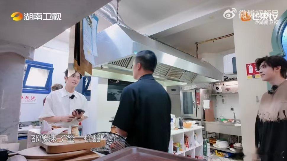 黄晓明情绪价值张口就来中餐厅名场面中餐厅 中餐厅后厨小插曲秒变名场面！黄晓明被撞