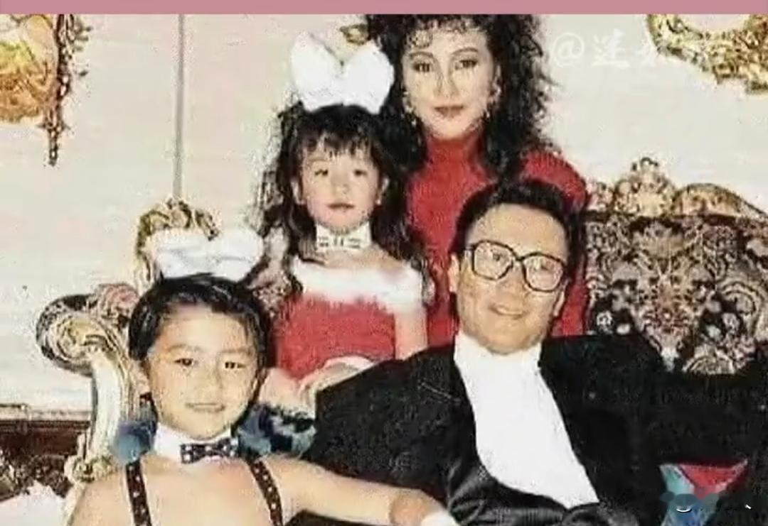 1987年春节媒体上门拍摄谢家新春专访，谢霆锋黑色礼服款兔男郎装扮，谢婷婷黑色毛