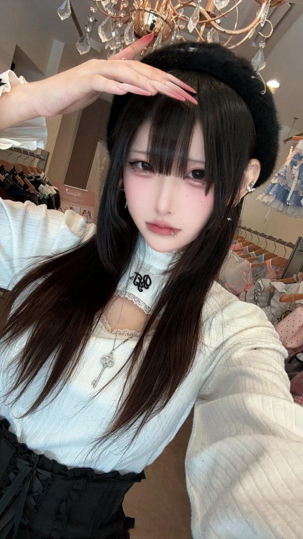 今明两天很突然的来malymoon秋叶原店帮忙了><欢迎宝宝们来试衣服拍照 出了